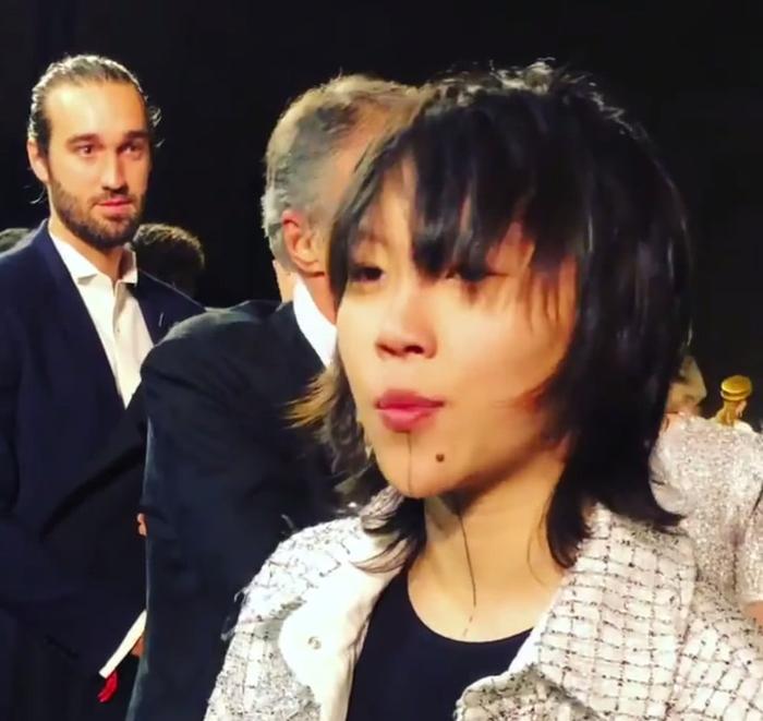 周迅窦靖童同框，现身纽约香奈儿大秀，周迅看童童的眼神太宠溺