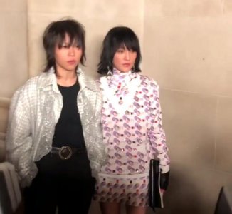 ​周迅窦靖童同框，现身纽约香奈儿大秀，周迅看童童的眼神太宠溺