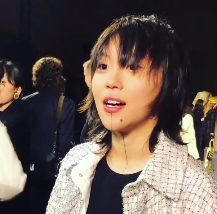 周迅窦靖童同框，现身纽约香奈儿大秀，周迅看童童的眼神太宠溺
