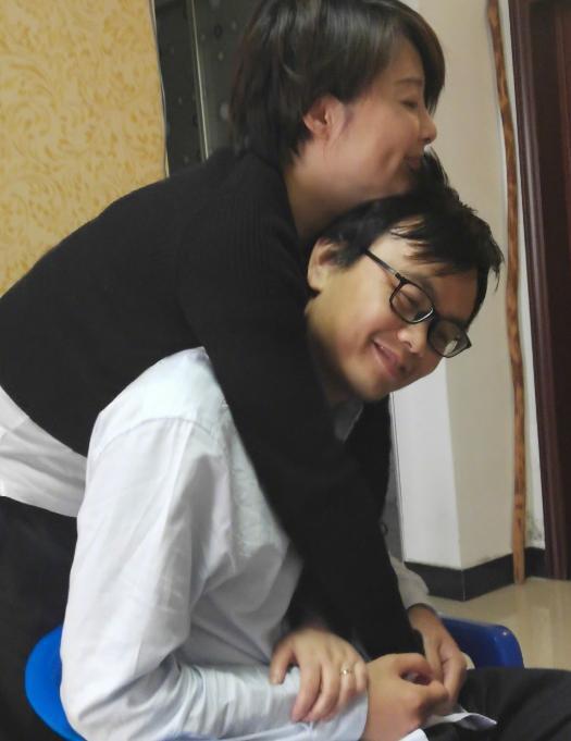 袁立与第3任丈夫相差11岁，高调秀恩爱像小女孩，满眼都是爱意