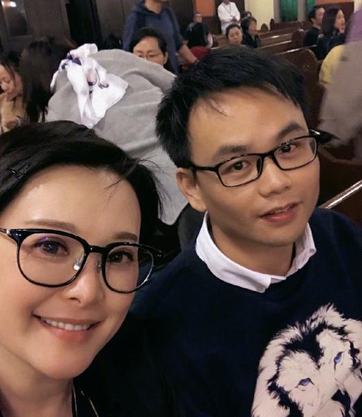 袁立与第3任丈夫相差11岁，高调秀恩爱像小女孩，满眼都是爱意