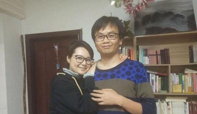 袁立与第3任丈夫相差11岁，高调秀恩爱像小女孩，满眼都是爱意