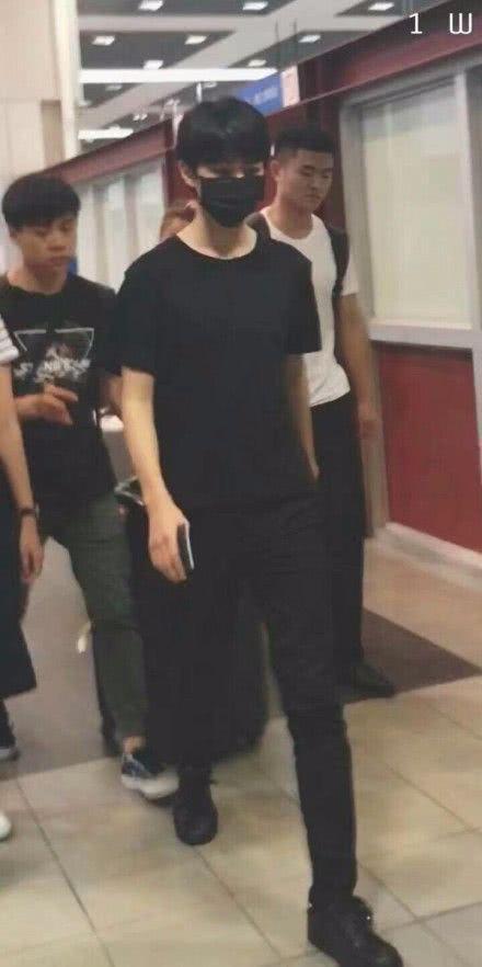 王俊凯穿白衣跳舞大长腿吸睛，比女生还细？被网友质疑腿P的太过