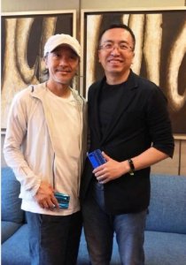 ​周星驰近照曝光，明明才56岁为啥这么显老？