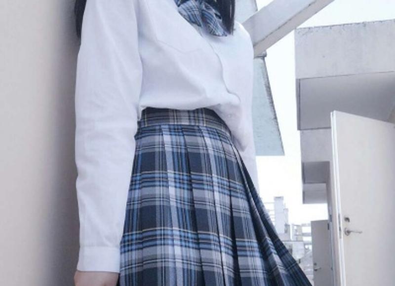 一男子当街把自己的妻子摔倒在地，其妻子大喊：你这个男人不要脸
