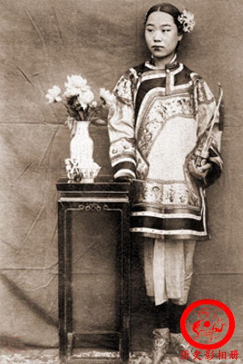 清末三寸金莲老照片：从小开始裹，痛苦不堪，图四是裹脚青楼女子