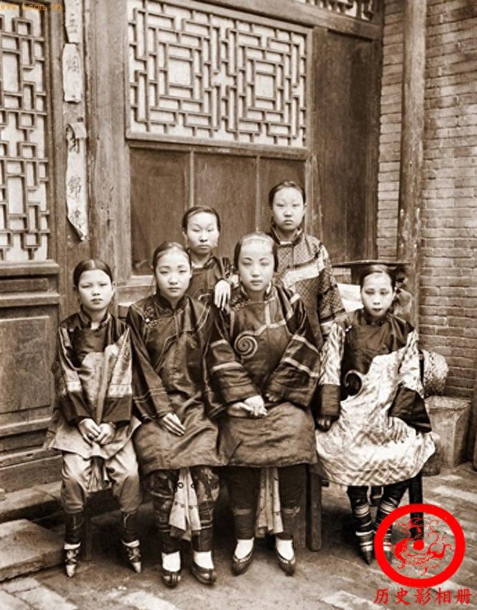 清末三寸金莲老照片：从小开始裹，痛苦不堪，图四是裹脚青楼女子