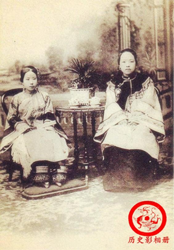 清末三寸金莲老照片：从小开始裹，痛苦不堪，图四是裹脚青楼女子