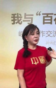 ​74岁刘晓庆参加同学会，穿卡通卫衣嫩似少女，网友：妲己的最佳人选！