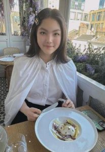 ​李湘送女儿赴英求学，年学费高达45万，王诗龄尽显名媛风范