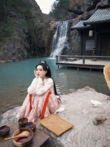 ​《奔跑吧兄弟》热搜：孟子义与白鹿同框，浓颜 vs 清新美颜大比拼