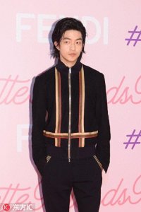 ​他是《流浪地球》男主角，吴京都给他做配角，黑料频出站最边上