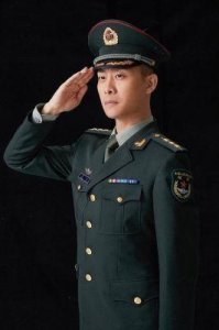 ​张译隐瞒14年的妻子竟是这位！颜值与气质秒杀明星，终于明白他的选择