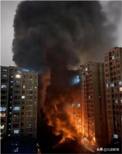 ​成都一小区停车棚起火，上百辆电动车烧成残骸，居民：物业曾提醒不让电瓶车进