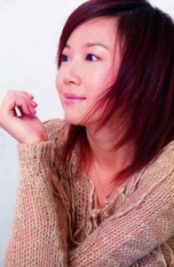 ​叶蓓重返舞台：“听说独写”演唱会展现音乐与人生的深刻思考