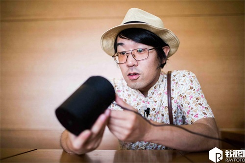 日本男网红顶着烈日工作一天 被男粉丝熊抱 还遇到了“神器”