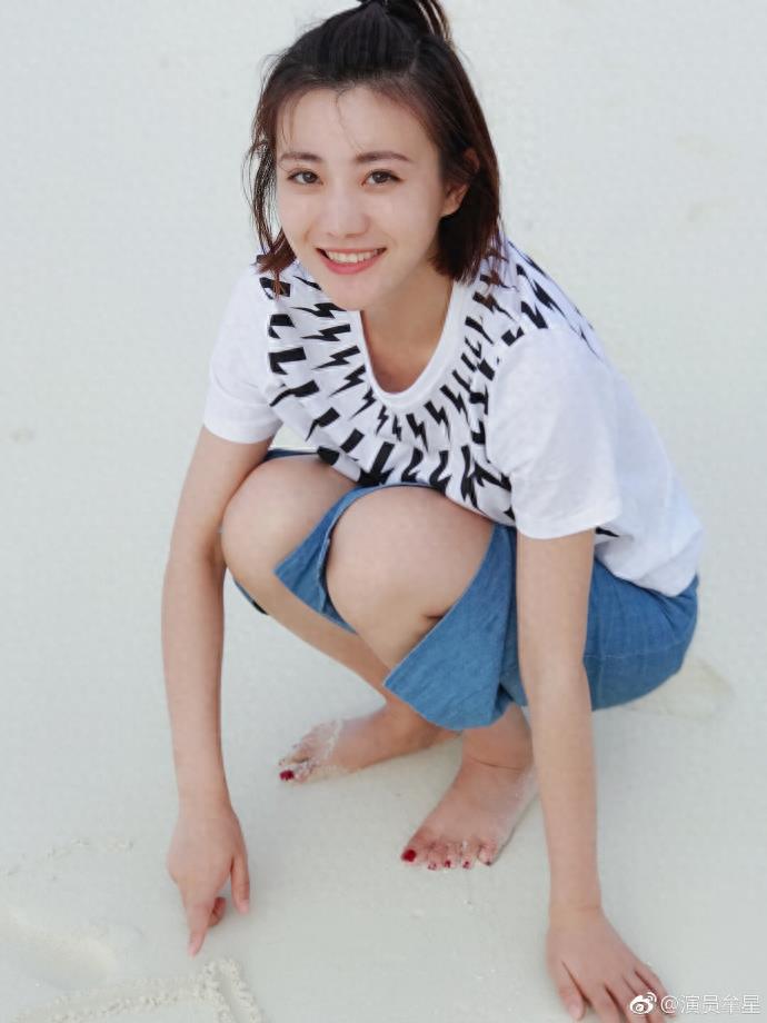 牟星，30岁山东妹子《反恐特战队之猎影》中温柔坚强的赵欣，戏外穿搭甜美时尚青春靓丽越来越有味道