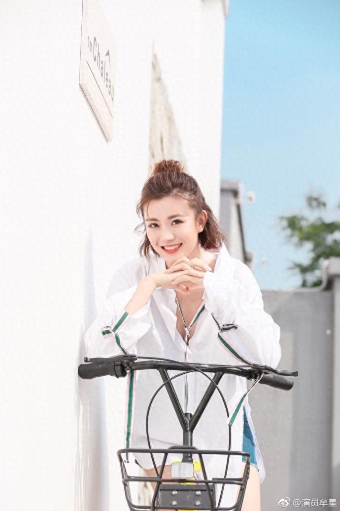 牟星，30岁山东妹子《反恐特战队之猎影》中温柔坚强的赵欣，戏外穿搭甜美时尚青春靓丽越来越有味道