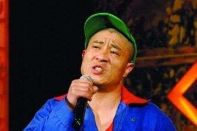 ​他因赵本山成名大火，身陷睡粉门后，如今无人问津