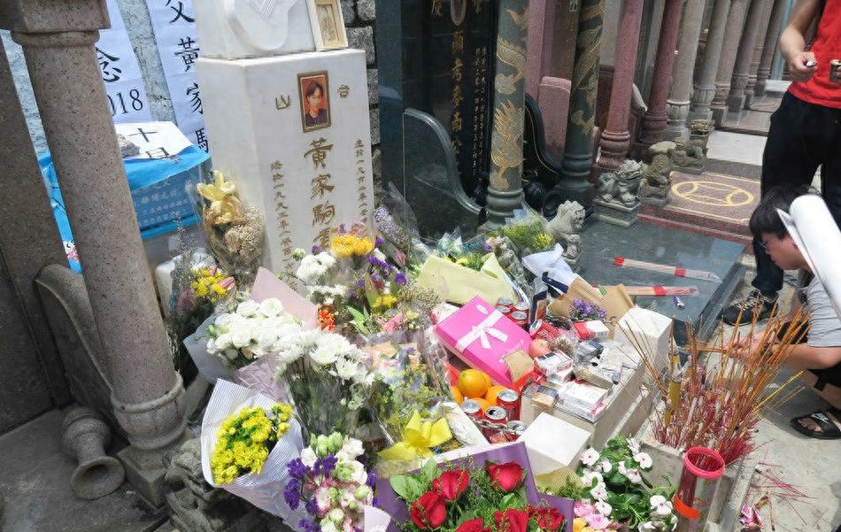 今天是黄家驹去世25周年纪念日，在墓前发生了感人的一幕