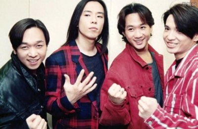 ​今天是黄家驹去世25周年纪念日，在墓前发生了感人的一幕