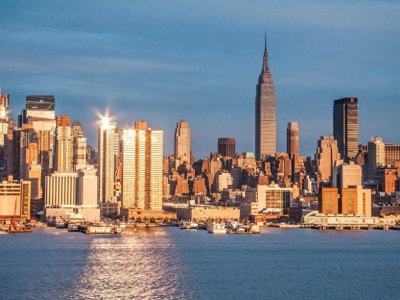​帝国大厦总高度为443.7米，是美国纽约的地标建筑物之一