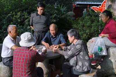 ​72岁老人感慨：被子女轮流养老后，我终于明白，人老了到底该靠谁