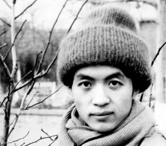 ​诗人顾城29年前砍死妻子后自杀，遗愿儿子别太像他，如今儿子怎样