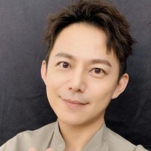 ​老好人何炅五十岁无妻无子，节目停播后逐渐淡出，现状如何？