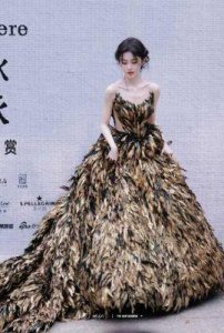 ​《花戎》拍摄结束，鞠婧祎分享九宫格美照，告别角色美艳动人》