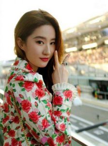 ​刘亦菲内衣照引发热议：胸部问题为何备受关注？