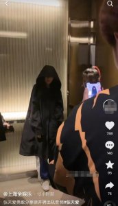 ​张天爱风波后现身，一身黑衣全程低头惹人心疼