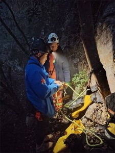 ​退休教授嵩山野线徒步坠崖 找到时去世