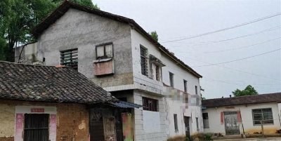 ​湖南一女子被囚禁黑屋近5年遭强奸产女，男子获刑15年，其妻女成帮凶