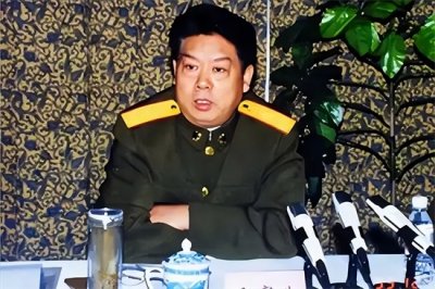 ​军中第一贪落马！敛财1.6亿霸占5名军花，被捕时想畏罪自杀