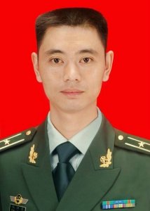 ​即使掉进水里，他仍死死抓住毒贩不放，直到生命最后一息......
