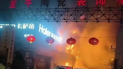 ​火光冲天！呼和浩特一装饰城突发大火，整栋楼焚毁！火灾起因成谜