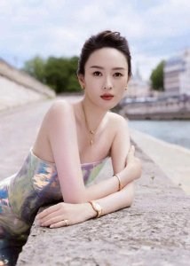 ​娱乐圈新发现！童谣与章子怡意外撞脸！