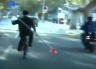 ​男子街头手舞红缨枪 自称“常山赵子龙” 警方：赶紧送医治疗……