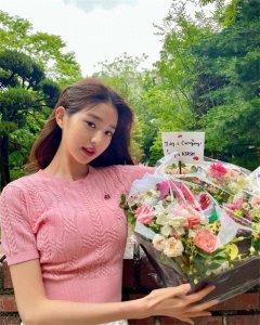 ​可爱小脸，身材丰满，18岁的张元英晒美照，比花朵更显眼