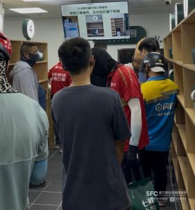 ​刘强东的外卖店爆单了：挤满外卖员，有人忍痛取消8单