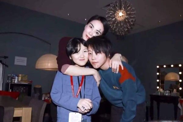 窦靖童承认出柜 这么有个性像妈妈