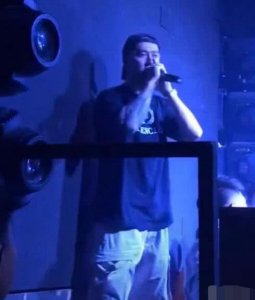 ​蒋劲夫酒吧做dj（蒋劲夫现身酒吧化身DJ）