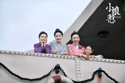​欧萱晒《小娘惹》旧照，两位女主饰演者像一人，气质上新版就输了