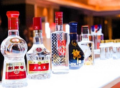 ​春节送礼，送2瓶五粮液好还是1箱剑南春好？行家：不懂别瞎买！