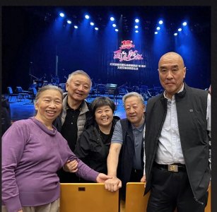 ​梁兴初儿子梁晓源、粟裕女儿粟惠宁，难得相聚，留下的一张合影