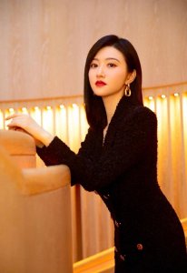 ​＂绽放光芒的景甜：新写真展现多面魅力，时尚气质引发期待＂