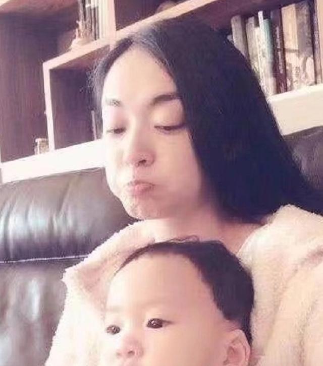 《功夫》中的龅牙女生，私下却是大美女，素颜撞脸王祖贤太动人