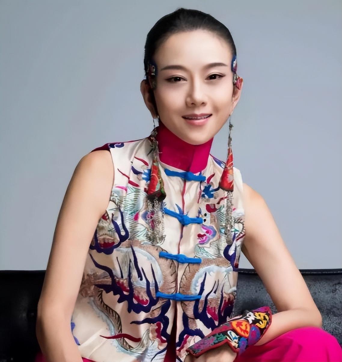 杨丽萍简历及个人资料简介（1995年，37岁杨丽萍嫁给45岁富豪，婚后，医生一句话导致两人分手）