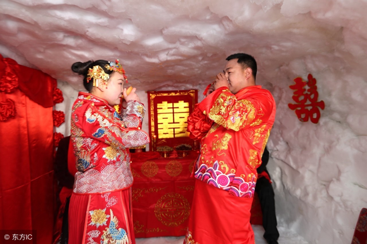 浪漫：滑雪场员工结婚，同事们三天在雪地里挖出一室一厅雪屋洞房